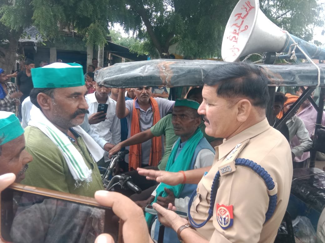 क्षेत्र अधिकारी को ज्ञापन सौंपते किसान यूनियन के नेता